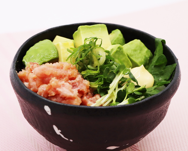 まぐろたたきとアボカドの美肌丼